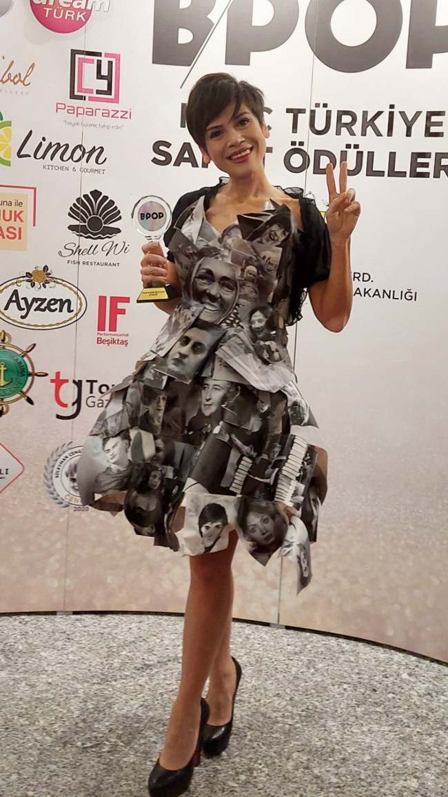 Aydilge'den Ödül Töreninde Kadınlara Saygı Duruşu! ''2022'deYeter Artık Ölmeyelim!''