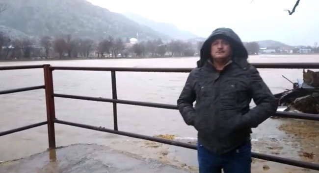 Burdur'un Bucak ilçesinde etkili olan yağış nedeniyle Boğazköy'deki evler, ahırlar ve ovalar göle döndü