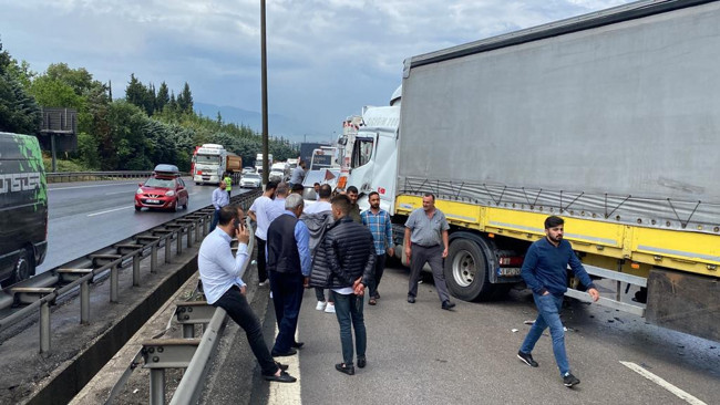 İzmit'te 7 araç birbirine girdi: İstanbul istikameti trafiğe kapandı