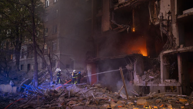 Başkent Kiev'de çok büyük patlama. Reuters son dakika bilgisi geçti Ukrayna'nın başkentinde büyük patlamalar yaşandı. Putin saldırıları doğruladı - Resim : 2