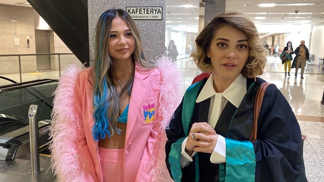 Teşhircilikle suçlanan Merve Taşkın adliyeye böyle geldi. Mahkemenin verdiği kararı avukatı Feyza Altun'a sarılarak kutladı - Resim : 2