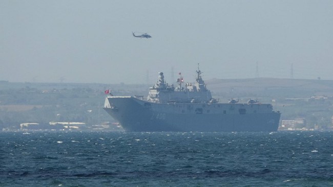 TCG Anadolu, Çanakkale Köprüsü'nün altından geçti