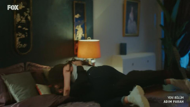 Adım Farah'ta gündem olan sahne: Demet Özdemir ile Engin Akyürek'in yatak sahnesi ortalığı kasıp kavurdu - Resim : 2