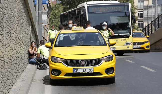 Turist kadın sinirini taksiden çıkardı, polisi duyan erkek arkadaşsa arkasına bakmadan kaçtı