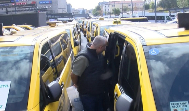 Taksi - Dolmuşlarda kriz çıktı! İBB önünde '4+1' eylemi