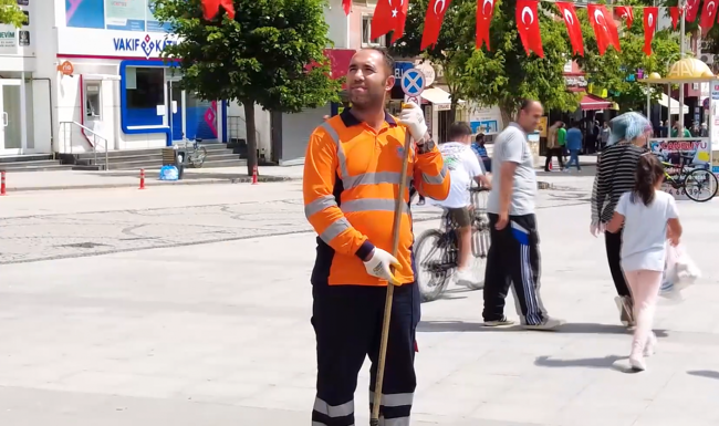 Belediye işçisine mesaisi sırasında "Babalar Günü" sürprizi! Duygu dolu anlar yaşandı - Resim : 2