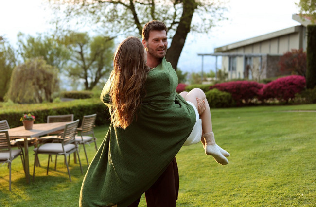 Aile dizisinin sahneleri gündeme damga vurdu! Serenay Sarıkaya ve Kıvanç Tatlıtuğ'un o sahneleri seyirciden tam not aldı. Aile 8. Bölüm İzle (Fragman)