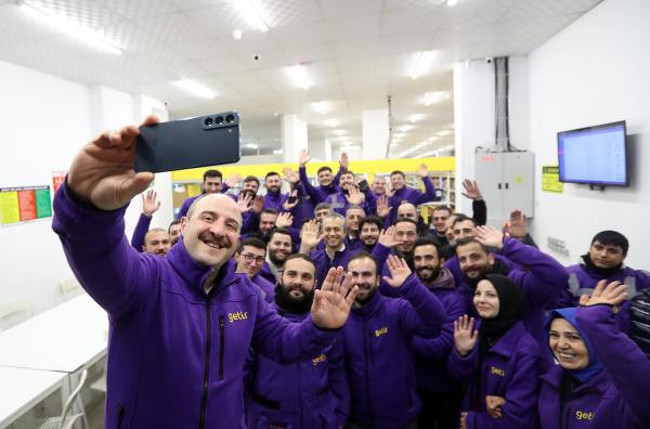 Sanayi ve Teknoloji Bakanı Mustafa Varank kaskını ve kıyafetlerini giydi kurye oldu. Varank’ın ilk siparişi ise bir öğrenci yurdundan geldi - Resim : 2