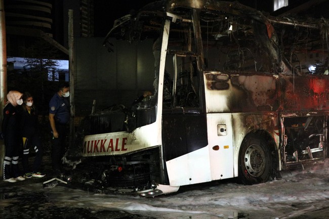 Aydınlatma direğine çarpan otobüs alevler içinde kaldı!