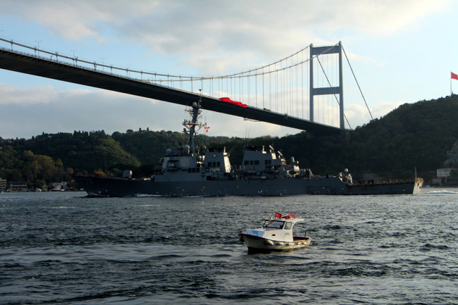 ABD savaş gemisi İstanbul Boğazı'ndan geçti