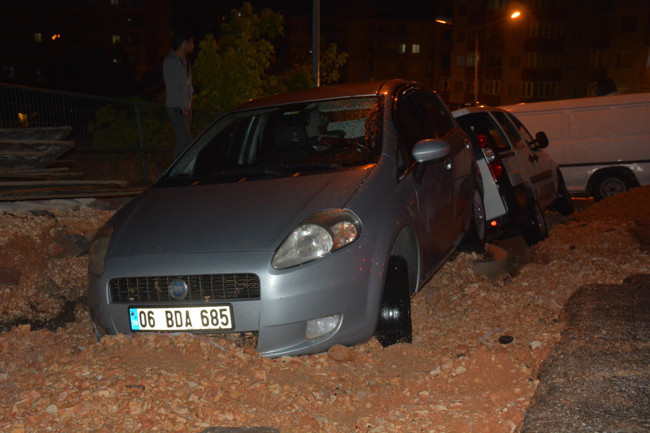 Bilecik'te sağanak; toprak kaydı, 4 araç hasar gördü - Resim : 2