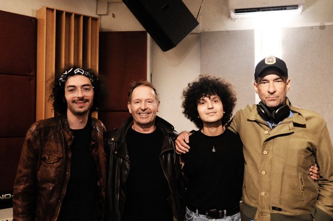 Rock müziğin genç temsilcisi Batu Akdeniz, efsanevi davulcu Simon Kirke ile buluştu!