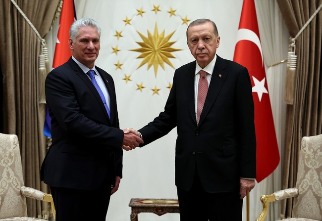 En son Fidel Castro gelmişti, 27 yıl sonra Küba ile ilk görüşme. Erdoğan 'değerli dostum' dedi, 6 anlaşma imzalandı - Resim : 2