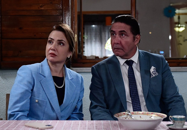 Merakla beklenen "Cenazemize Hoş geldiniz" filminin afişi yayınlandı - Resim : 2