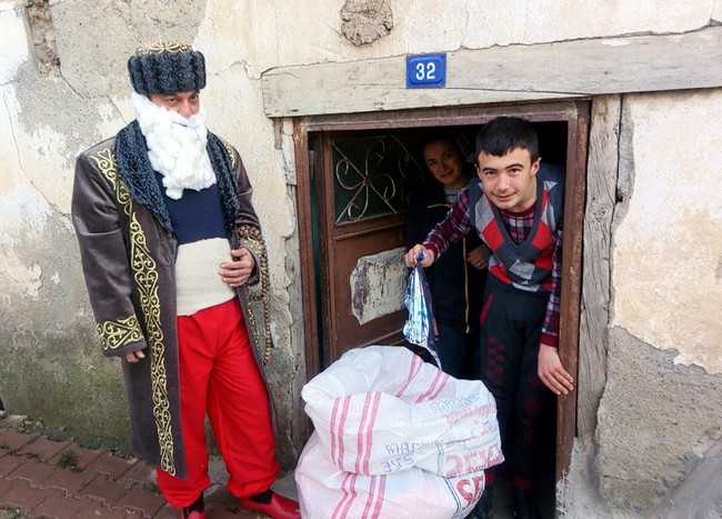 Engelli çocuklara 'Nasrettin Hoca'dan yılbaşı hediyesi