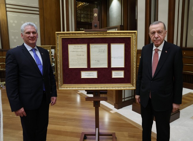 En son Fidel Castro gelmişti, 27 yıl sonra Küba ile ilk görüşme. Erdoğan 'değerli dostum' dedi, 6 anlaşma imzalandı - Resim : 4