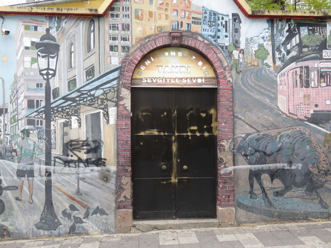 İstanbul Kadıköy'de kilise kapısına yazı yazan şüpheli serbest bırakıldı