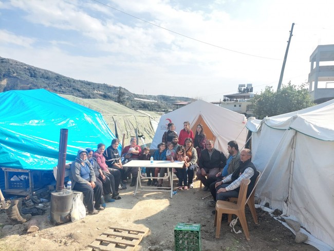 300 haneli Çınar'lı köyünde hasarsız bina yok: Köylüler çadır istiyor