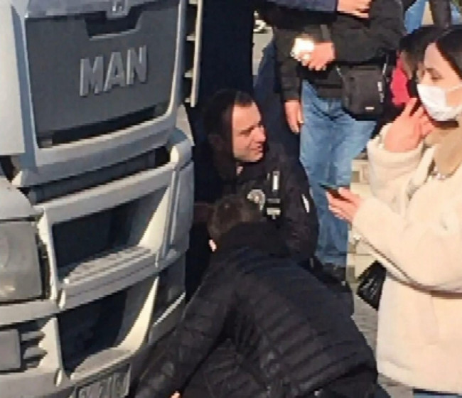 İstanbul Güngören'de hafriyat kamyonu anne ve 2 çocuğuna çarptı. Harfiyat kamyonunun altında kalan anne kurtarılamadı