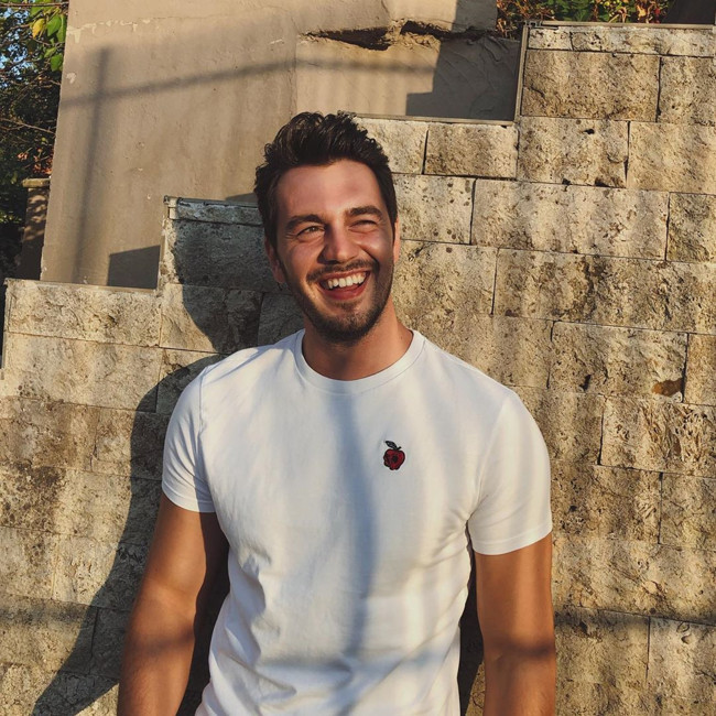 Ünlü oyuncu Barış Akarsu'nun hayatını anlatacak olan filmde oynayacak isim belli oldu