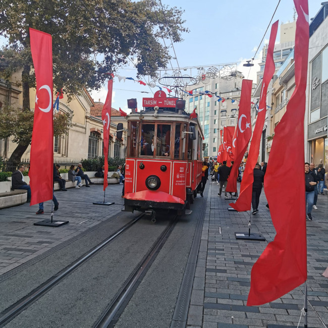 İstiklal Caddesi Cumhuriyet Bayramına hazır! Beyoğlu Belediyesi İstiklal Caddesi'ni bayraklarla süsledi - Resim : 2