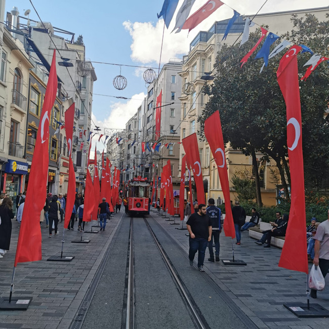 İstiklal Caddesi Cumhuriyet Bayramına hazır! Beyoğlu Belediyesi İstiklal Caddesi'ni bayraklarla süsledi
