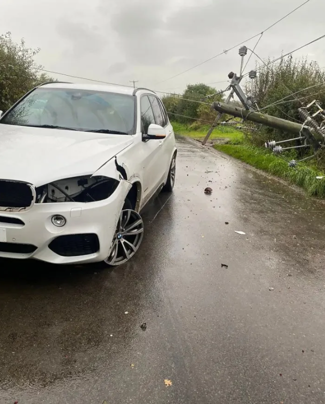 Liverpool'un yıldızı ölümden döndü... Az daha yarım tonluk elektrik direğinin altında kalıyordu! - Resim : 2