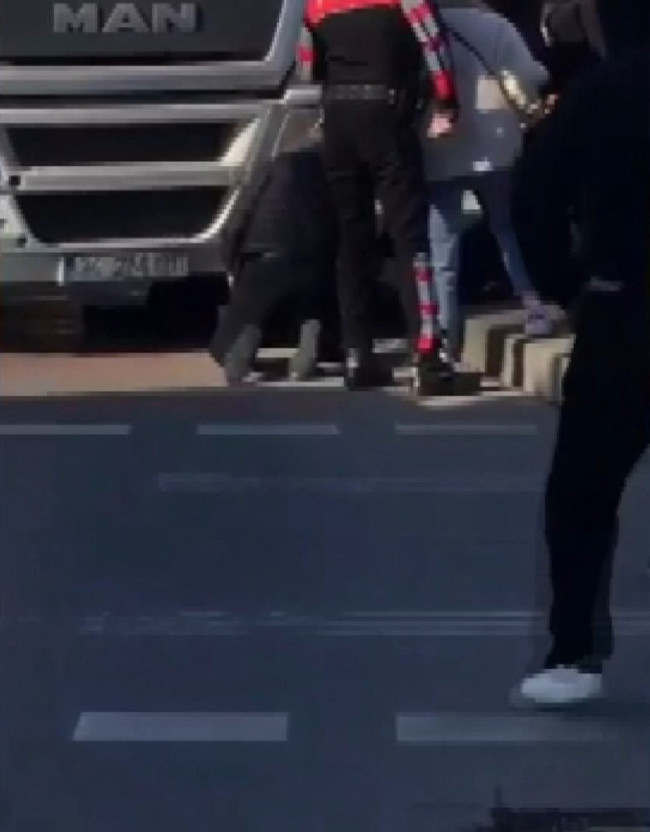 İstanbul Güngören'de hafriyat kamyonu anne ve 2 çocuğuna çarptı. Harfiyat kamyonunun altında kalan anne kurtarılamadı - Resim : 2