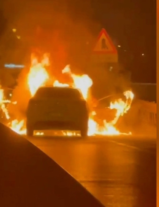 İstanbul Çekmeköy'de korkunç görüntüler. Seyir halindeki araç alev topuna döndü. Araç kullanılamaz hale geldi