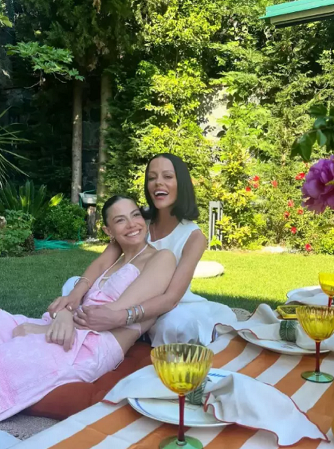 Oyuncu Demet Özdemir'in ablası da ünlü çıktı