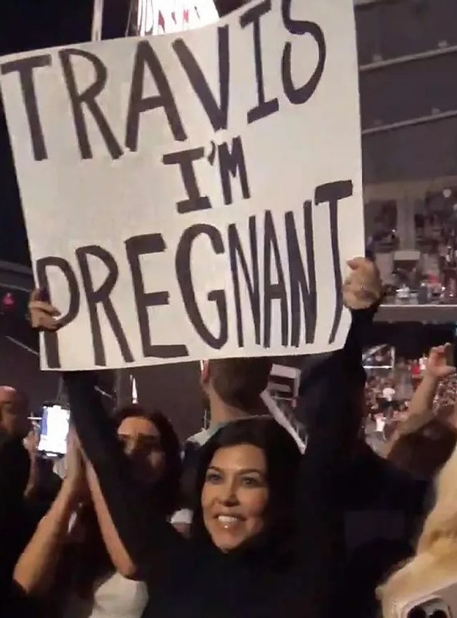 Çocuk sahibi olmak için cinsel ilişki orucuna dahi girmişlerdi! Kourtney Kardashian konserde "Ben hamileyim" pankartı açtı