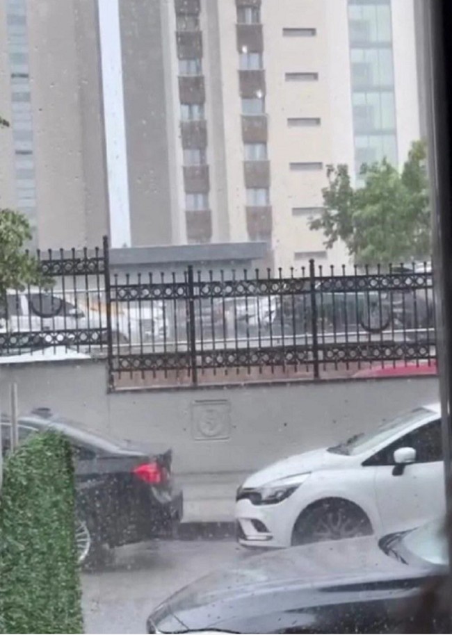 İstanbul'a dolu için alarm verilmişti! Bir anda bastırdı, yollar göle döndü - Resim : 2