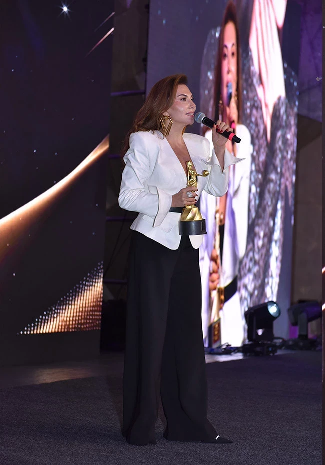 Ebru Yaşar’a ‘Yılın İlham Veren Sanatçısı’ ödülü! Yaşar ödülünü Filistinli kadınlara adadı: “Filistin anneleri tüm dünyaya örnek oluyor”