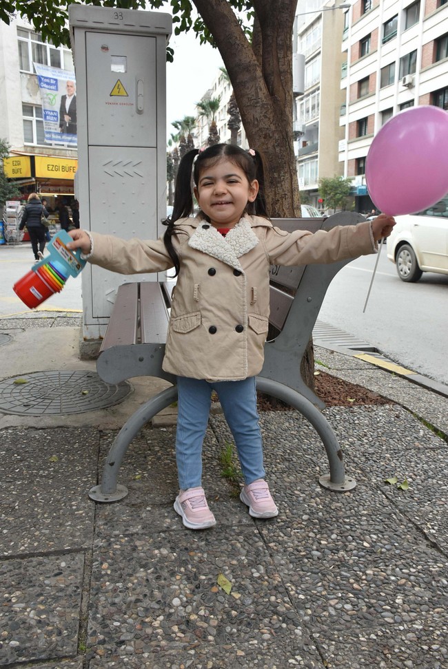 SMA'lı çocuklara destekler işe yarıyor! Tedavisini olan Azra desteksiz yürümeye başladı - Resim : 2