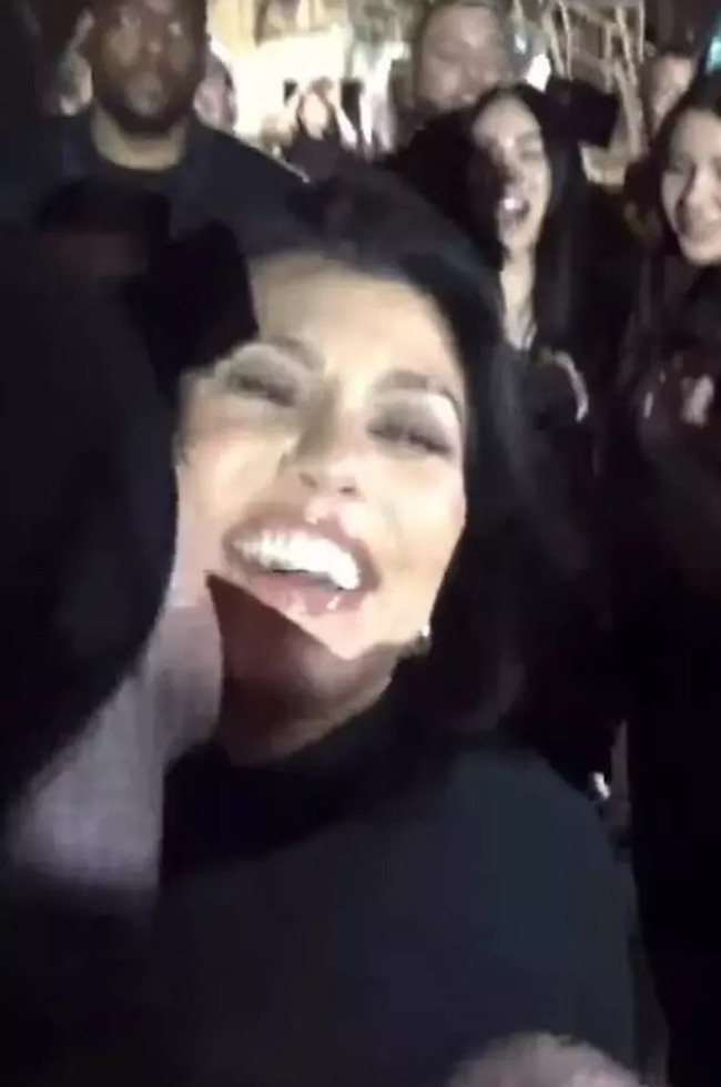 Çocuk sahibi olmak için cinsel ilişki orucuna dahi girmişlerdi! Kourtney Kardashian konserde "Ben hamileyim" pankartı açtı - Resim : 2