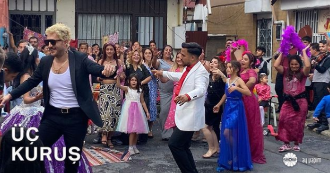 Merakla beklenen “Üç Kuruş” dizisinden afiş geldi: Üç Kuruş dizisi nerede çekildi? İşte Üç Kuruş dizisi konusu ve oyuncuları! - Resim : 6