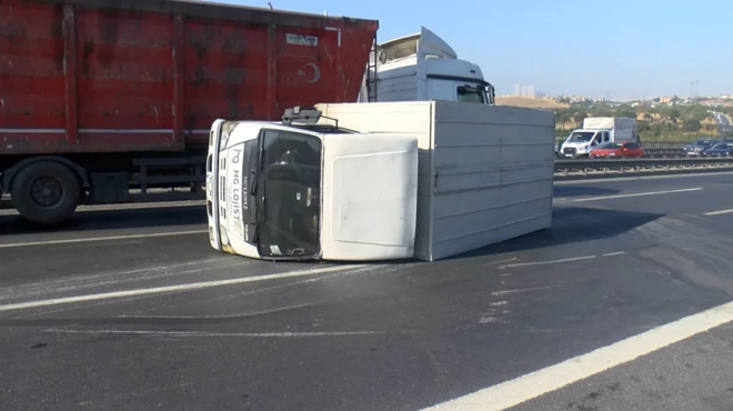 Başakşehir TEM'de bir kamyonet vakası daha! Devrildi, trafiği kilitledi