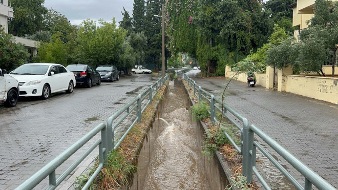 Marmaris'te sağanak yağış hayatı felç etti!