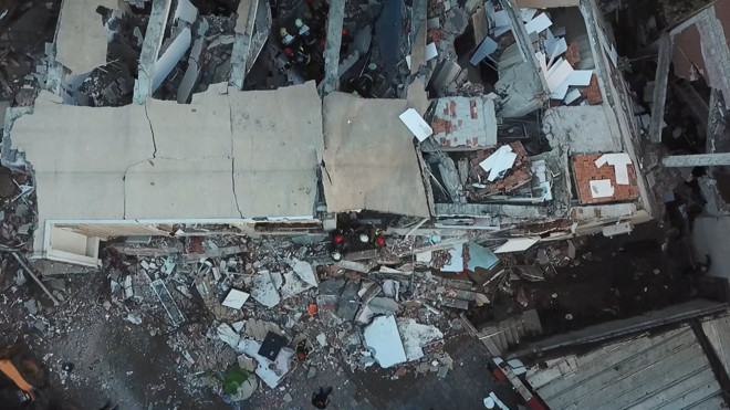 Gebze'de 7 katlı bina çöktü: İki kişinin cansız bedenine ulaşıldı, bir kişi sağ çıkarıldı