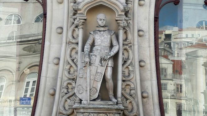 Selfie çekerken 126 yıllık heykeli devirdi!