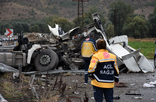 Korkunç kaza! Yolcu otobüsü ile TIR çarpıştı: Yaralılar var
