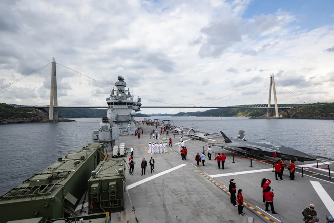 İstanbul Boğazı'nda Mavi Vatan coşkusu! Selçuk Bayraktar davet etti 'Türk bayrağını al, gel!'