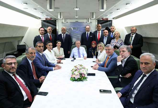 Cumhurbaşkanı Erdoğan Kıbrıs dönüşü uçakta gazetecilerin sorularını yanıtladı: "Hayra alamet değil"