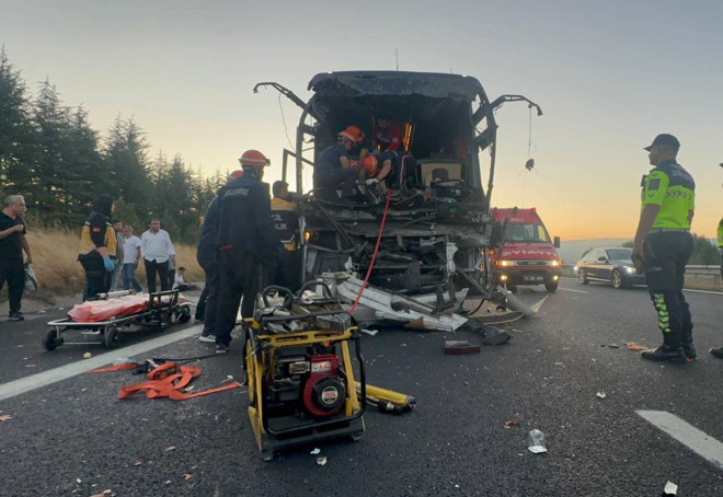 Bolu'da feci kaza! Yolcu otobüsü kamyona çarptı: Çok sayıda ölü ve yaralı var