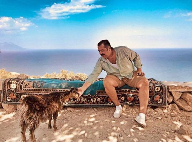 Ata Demirer’in yeni rol arkadaşı Mr. Paşa!