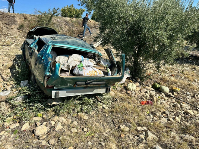 Manisa'da karı-koca felaketi yaşadı! Otomobil takla atarak şarampole yuvarlandı