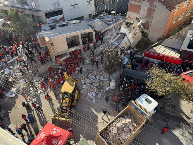 Gebze'de 7 katlı bina çöktü: İki kişinin cansız bedenine ulaşıldı, bir kişi sağ çıkarıldı - Resim : 2