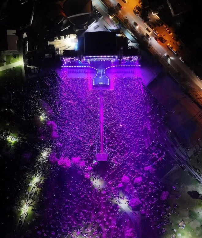 Van Kültür Yolu’nda Ebru Yaşar rüzgarı! Ebru Yaşar'ın 150 bin kişilik dev korosu!