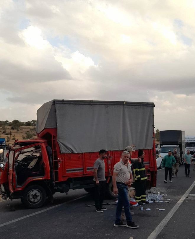 Feci kaza! Kamyon ile kamyonet çarpıştı: Onlarca yaralı var