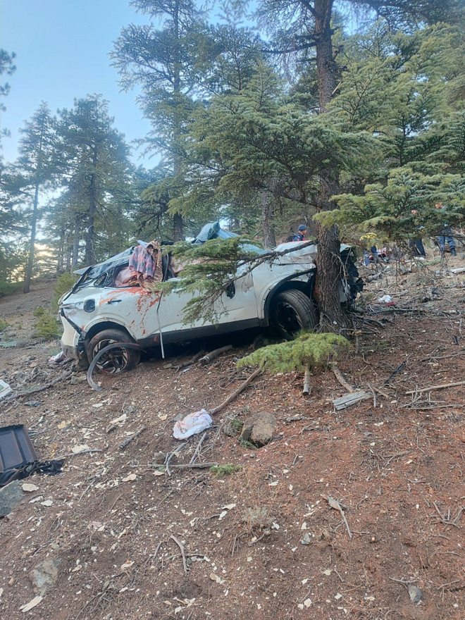 Ölüme birlikte gittiler! Cip uçurumdan yuvarlandı